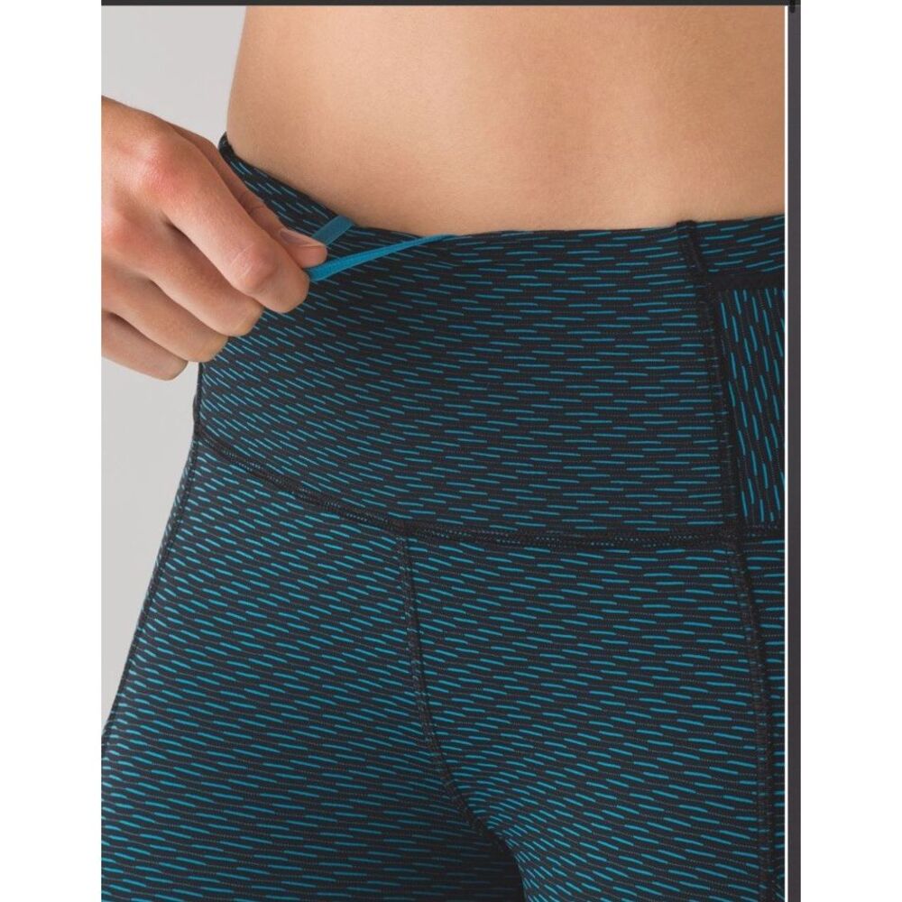 Lululemon outrun 17" Crop Score Jacquard Black Indian Ocean Leggings Size 8 - Picture 7 of 16